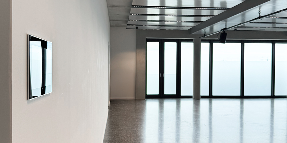 Panneau tactile Control 12 de PEAKnx installé au mur d’un espace événementiel du Bergson Kunstkraftwerk