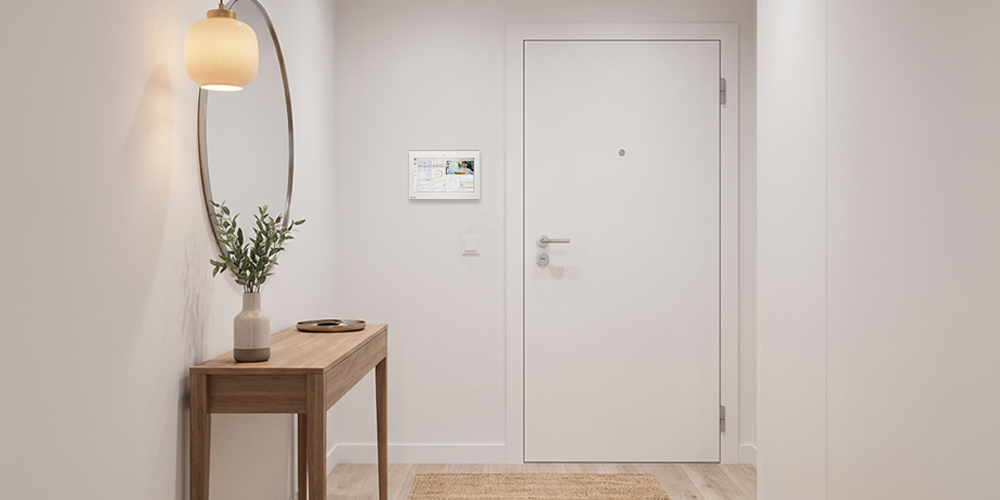 Eingangsbereich eines Einfamilienhauses mit einem Smart Home Touchpanel von PEAKnx mit der KNX Visualisierung YOUVI