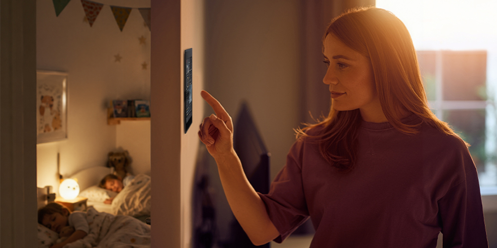 Die Kinder schlafen etwas früher als sonst und die Mutter schaltet noch eben am KNX Touchpanel die Haussteuerung, denn die Automatisierung benötigen Sie heute nicht.
