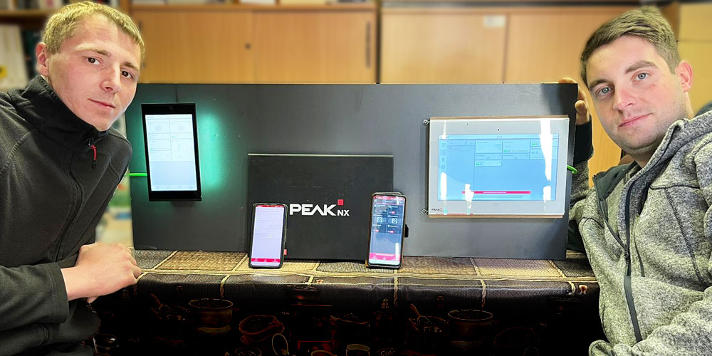 Visualisation en un temps record : deux électrotechniciens maîtrisent leur examen de maîtrise avec les panneaux KNX de PEAKnx