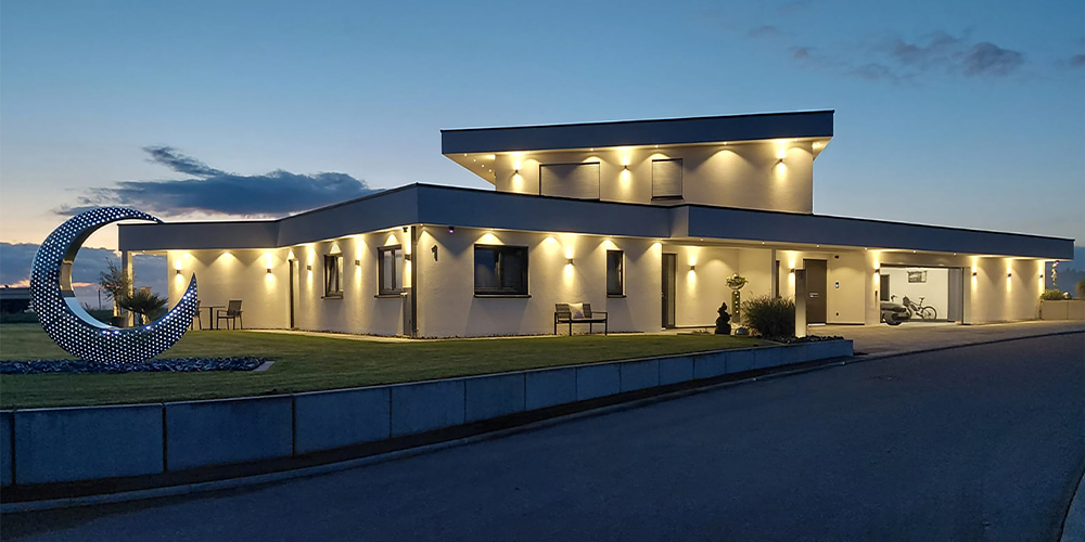 Commande KNX intelligente à la structure claire – Un confort de vie connecté dans une maison neuve
